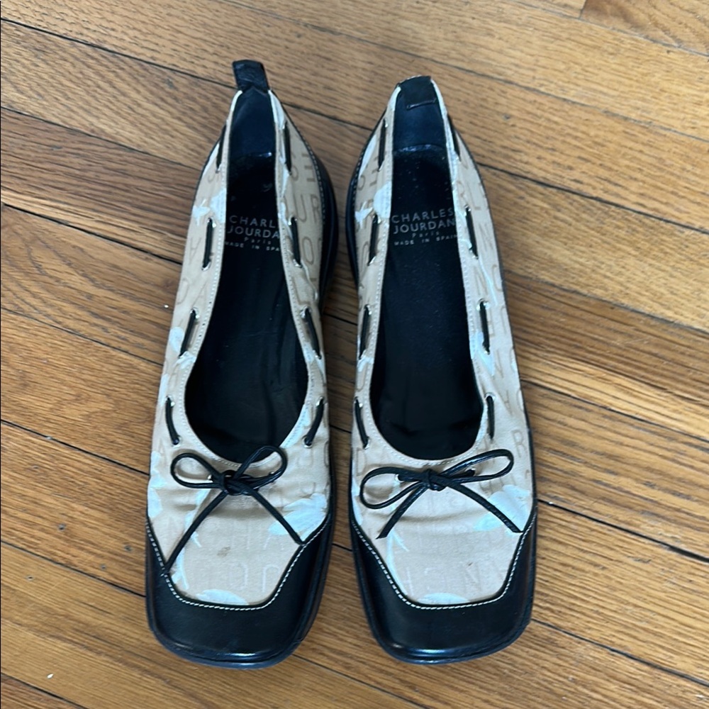 Charles Jourdan Black and Tan Flats Slip-On Comfort